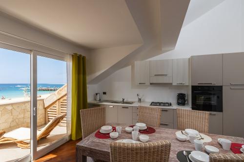 villa_ao_mar_cape_verde_kitchen_and_terrace_apt