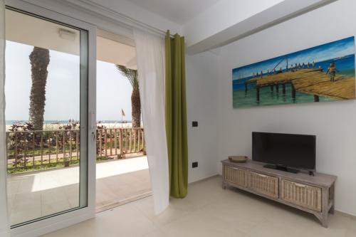 villa_ao_mar_cape_verde_living_room_and_veranda_apt